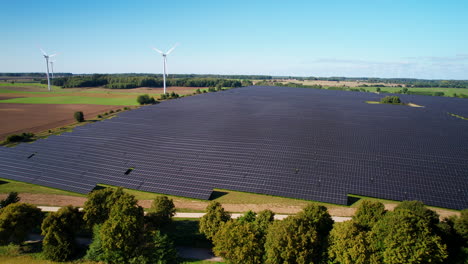 Aussicht-Auf-Den-Solarpark-Und-Die-Windkraftanlage-In-Einem-Ländlichen-Bauernhof-Im-Sommer