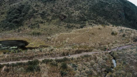 Excursionistas-Caminando-Por-El-Sendero-En-La-Reserva-Ecológica-De-Cayambe-Coca-En-Napo,-Ecuador