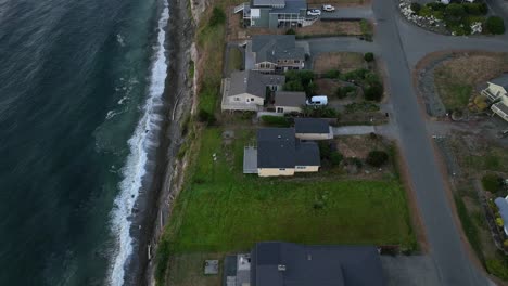 Overhead-Luftaufnahme-Von-Häusern-Am-Wasser,-Die-Den-West-Beach-Bluff-Auf-Whidbey-Island-Säumen