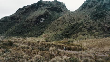 Excursionistas-Caminando-Por-El-Sendero-Con-El-Paisaje-Escénico-De-La-Reserva-Ecológica-De-Cayambe-Coca-En-Napo,-Ecuador