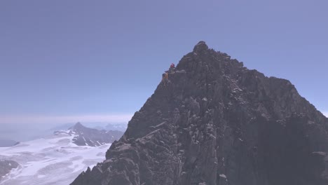 Montañero-En-Cumbre-Ridge-Acercándose-A-Pico-De-Gran-Elevación-Con-Glaciares-En-Segundo-Plano