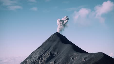Active-Volcán-Fuego-early-in-the-morning-in-Guatemala-2