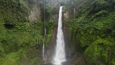 One-of-Costa-Rica's-tallest-waterfalls-cascading-into-pool---Catarata-del-Toro-in-picturesque-lush-nature-setting