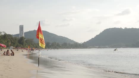 Patong-Beach-Mit-Schwimmzeichenflagge-Während-In-Covid19-Omicron-Ausbruch-In-Phuket