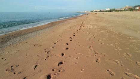 Stabilisiertes-Bild-An-Einem-Strand-In-Der-Provinz-Malgrat-De-Mar-Barcelona-Hundespuren-Im-Sand