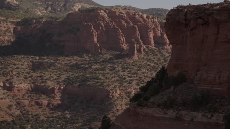 Incredible-cinematic-drone-shot-red-sandstone-rocks-in-Sedona,-Arizona
