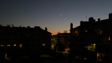 Carcavelos-Skyline-Antenne-Sonnenuntergang-4k-Mit-Mond-Im-Hintergrund