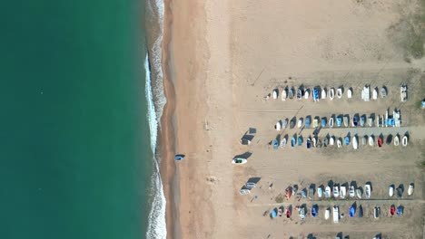 Luftaufnahme-über-Einige-Am-Strand-Geparkte-Fischerboote-Mit-Blick-Auf-Das-Mittelmeer-An-Der-Costa-Del-Maresme-Provinz-Barcelona