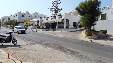 Toma-Estática-De-Clientes-Entrando-Y-Saliendo-De-Una-Panadería-En-Naxos,-Grecia