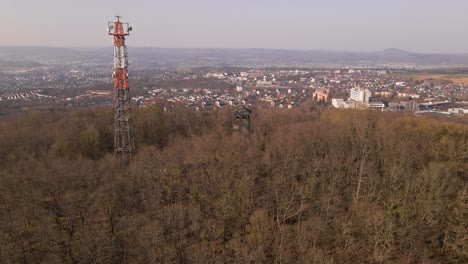 Schlussaufnahme-Eines-Fernseh--Und-Sendeturms-Auf-Einem-Hohen-Hügel-In-Stoppelberg
