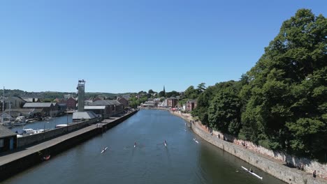 Ruderboote-Auf-Dem-Fluss-Exe-In-Exeter-An-Einem-Sommertag