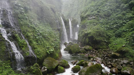 Cataratas-Secretas-Que-Caen-En-Cascada-En-Un-Desfiladero-En-La-Selva-Remota,-Costa-Rica