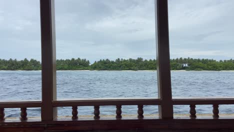 Pov-Blick-Vom-Geländer-Des-Tauchboots,-Das-Auf-Den-Malediven-Am-Meer-Entlang-Segelt