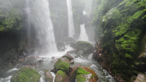 Drohnenrückzug-Aus-Nebel-Am-Fuß-Abgelegener-Wasserfälle-In-Einer-Schlucht-Des-Dschungels