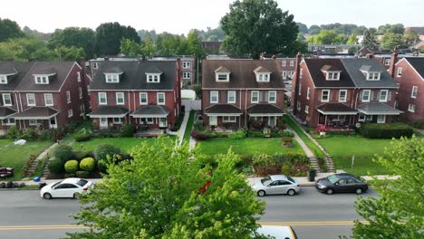 Aerial-Truck-Shot-Von-Einfamilienhäusern-In-Amerikanischen-Vorstädten