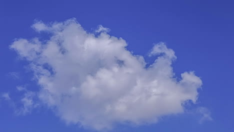 Lapso-De-Tiempo-De-Una-Nube-Densa-Moviéndose-En-El-Cielo-Azul-Marino