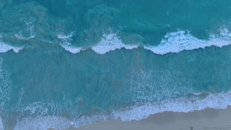 Absteigende-Luftaufnahme-über-Wellen,-Die-Auf-Sherwood-Beach,-Hawaii-Stürzen