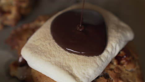 Schokoladensirup-Auf-Marshmallow-Kekse-Tropfen-Lassen.-Nahansicht