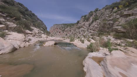Erosión-Geológica-Rugosa-Del-Abismo-Estrecho-Del-Cañón-De-Roca,-Drone-Fpv