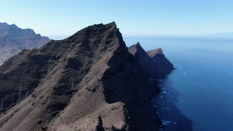 Luftaufnahme,-Die-Die-Hänge-Der-Berge-Bereist,-Die-Den-Drachenschwanz-Bilden,-Im-Dorf-San-Nicolas,-Gran-Canaria