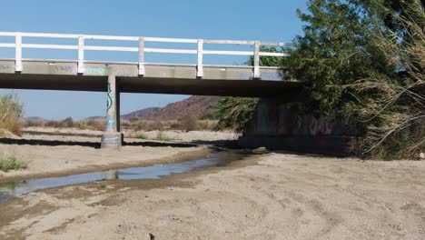 Puente-Sobre-El-Río-Seco-Durante-La-Sequía