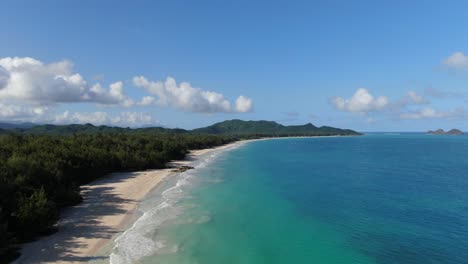 Vuelo-Lento-De-Drones-Sobre-Una-Hermosa-Playa-De-Arena-Hawaiana