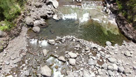 Langsames-Hochkippen-Aus-Der-Luft-Eines-Künstlichen-Damms-In-Rauschenden-Flüssen-Des-Iao-Valley-State-Park