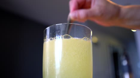 Mischen-Sie-Kraft-In-Wasser,-Um-Ein-Sprudelndes,-Gelbes,-Flüssiges-Getränk-Mit-Zitronengeschmack-Zu-Erzeugen
