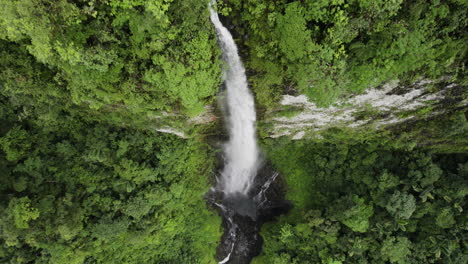 Stunning-falls-cascade-down-cliff-with-lush-vegetation-into-Toro-River-canyon,-Costa-Rica