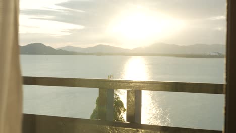 Blick-Vom-Balkon-Resort-In-Phuket-Seashore-Mit-Bergkette-Und-Sonnenuntergang-über-Dem-Meer