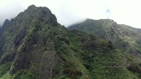 White-clouds-hovering-over-the-mountain-peaks-of-Iao-Valley