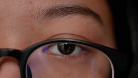 Nah-An-Das-Auge-Der-Asiatischen-Frau,-Während-Sie-Eine-Brille-Trägt