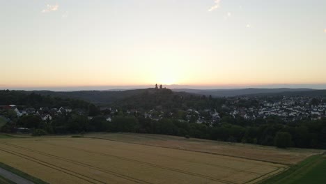 Abschlussaufnahme-Eines-Wunderschönen-Bauernfeldes-Mit-Schloss-Braunfels,-Das-Den-Horizont-Blockiert