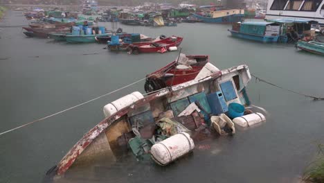 Un-Barco-De-Pescadores-Se-Inundó-Y-Dañó-Bajo-Fuertes-Lluvias-Durante-Una-Señal-De-Tormenta-De-Tifón-Tropical-Severo-T8-Ma-on,-Que-Sostuvo-Vientos-De-63-Millas-Y-Dañó-La-Ciudad-De-Hong-Kong