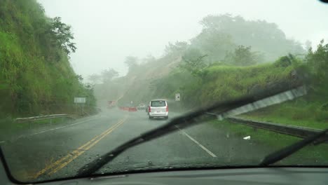 Conducción-De-Automóviles-Muy-Despacio-Debido-A-Las-Fuertes-Lluvias-Caídas-En-La-Temporada-De-Lluvias-En-Costa-Rica
