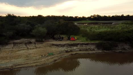 Fischer-Im-Morgengrauen-Auf-Einem-Seitenarm-Des-Flusses-Tebicuary-Paraguay