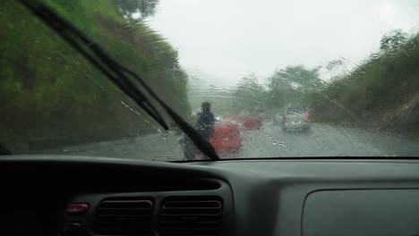 Punto-De-Vista-Del-Clima-Lluvioso-Mientras-Conduce-Por-Una-Carretera-Con-Mala-Visibilidad-En-Costa-Rica