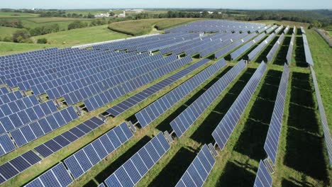 A-large-number-of-solar-panels-stand-along-side-crops-in-Wisconsin-farm-fields-1
