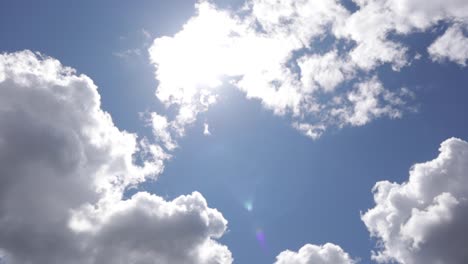 Cielo-De-Verano-Azul-Y-Nublado-Mágico-Con-Nubes-Iluminadas-Y-El-Sol