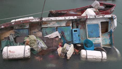 Se-Ve-Un-Barco-De-Pescadores-Inundado-Bajo-Fuertes-Lluvias-Durante-Una-Señal-De-Tormenta-De-Tifón-Tropical-Severo-T8-Ma-on,-Que-Sostuvo-Vientos-De-63-Millas-Y-Dañó-La-Ciudad-De-Hong-Kong