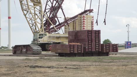 Huge-crane-used-to-build-wind-turbines.