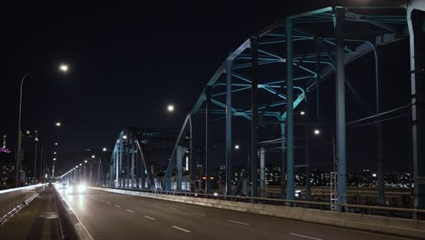 Echtzeit-Verkehr-Bei-Nacht-Auf-Der-Dongjak-Brücke-Mit-Blick-Auf-Die-U-Bahn-Linie-4,-Die-In-Seoul,-Südkorea,-Vorbeifährt