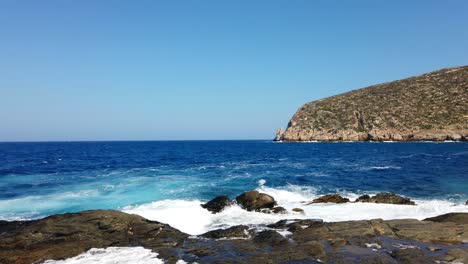 Aufnahme-In-Zeitlupe-Von-Der-Küste-Von-Naxos-Aus,-Während-Die-Wellen-Gegen-Die-Felsen-Krachen