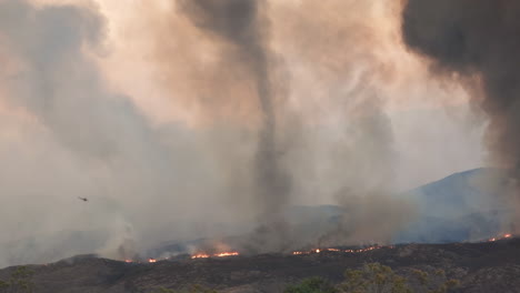 Desastre-De-Incendios-Forestales-En-Hemet,-California-El-6-De-Septiembre-De-2022,-Vista-Lejana-Del-Fuego-Ardiente-Y-Bocanadas-Oscuras-De-Humo-Que-Se-Elevan-Al-Atardecer