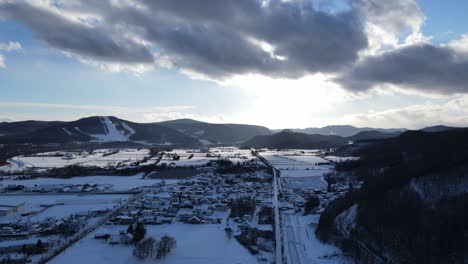 Abgelegenes-Und-Abgelegenes-Dorf-Im-Bergtal-Mit-Schnee-Im-Winter