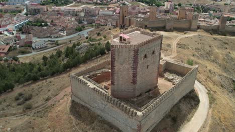 Round-flight-around-the-impressive-islamic-fortress-in-Molina-de-Aragon,-Guedalajara,-Spain