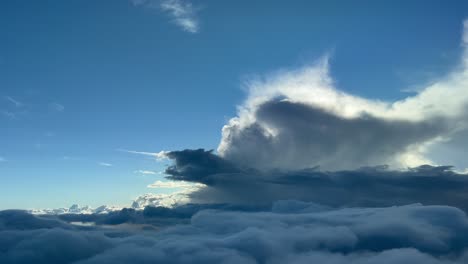 Einzigartige-Sichtweise-Des-Piloten-Auf-Einen-Unordentlichen-Himmel-Mit-Vielen-Stürmischen-Wolken-Im-Nachmittagslicht