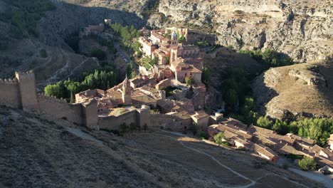 Vista-Aérea-Hacia-Adelante-De-Las-Murallas-Y-El-Pueblo-De-Albarracín,-Teuel,-España