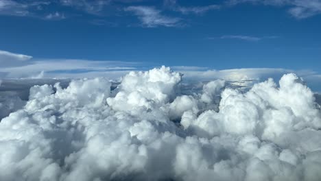Fantastische-Aussicht-Aus-Einem-Jet-Cockpit,-Das-Stürmische-Cumulonimbus-Wolken-Mit-Einem-Tiefblauen-Himmel-überfliegt