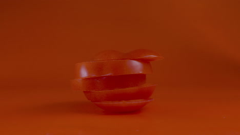Tomatenscheiben-Fallen-Aufeinander-Und-Werden-Dann-Zu-Einer-Ganzen-Tomate---Stop-Motion-Video